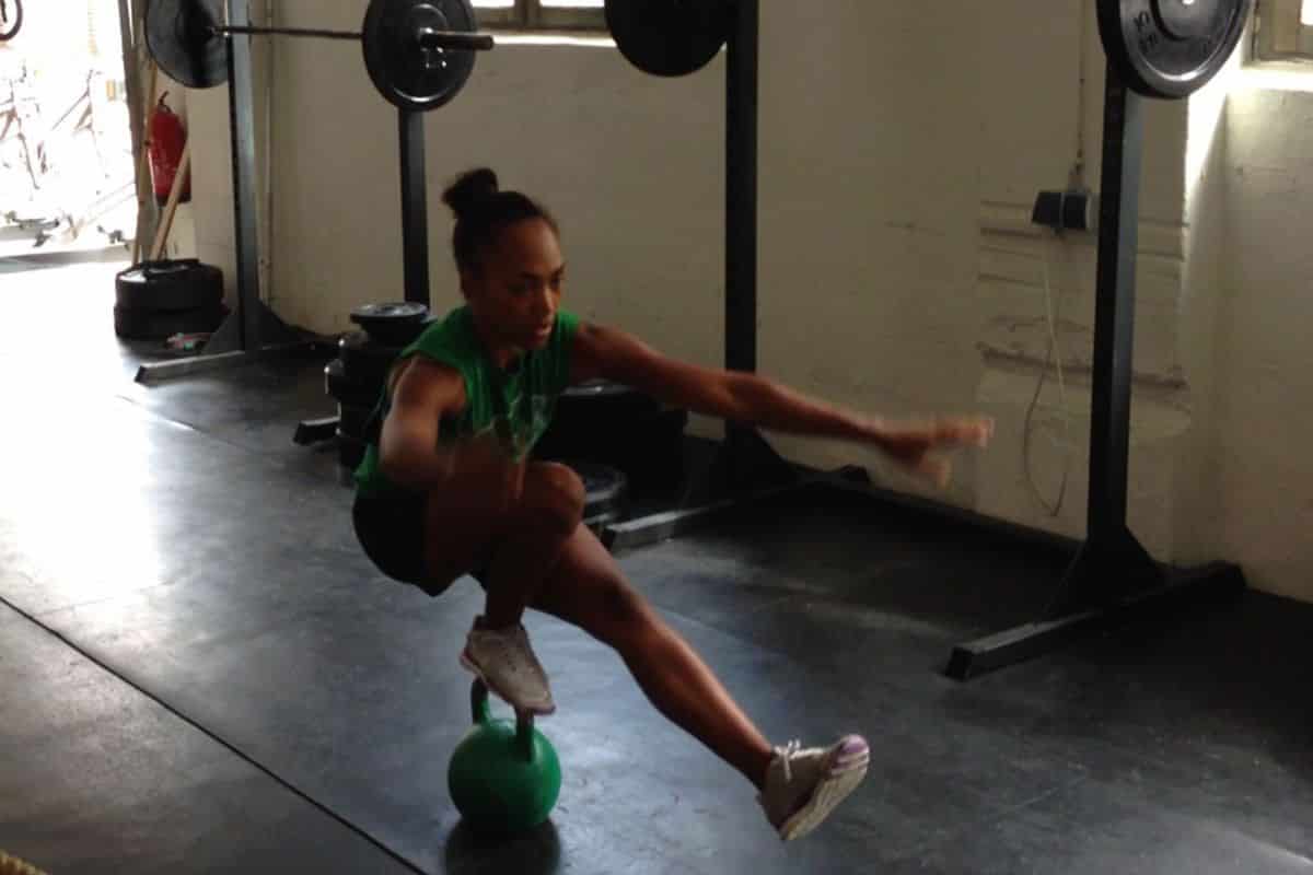 Die Pistol Squats auf der Kettlebell stellen höchste Ansprüche an die Beweglichkeit, Koordination und Kraft