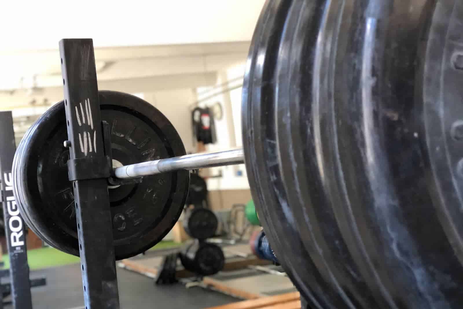 Squat Rack im Fitnessstudio