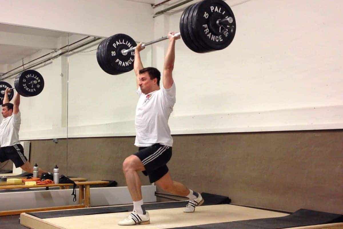 Split Jerk mit 130 kg beim Gewichtheben in der Scoop