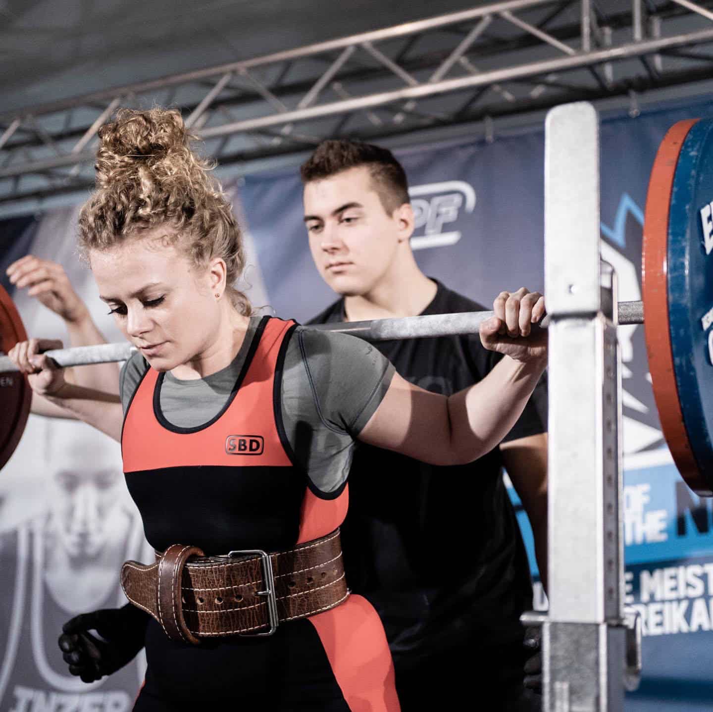 Kniebeuge beim Powerlifting-Wettbewerb