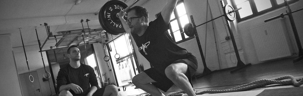 Personal Trainer beim Fitnesstraining in Hamburg